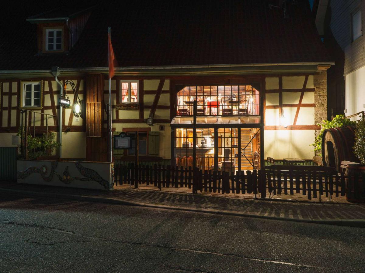 Außenansicht bei Nacht